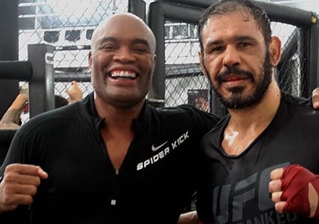 s vsperas do UFC So Paulo, Minotouro recebe reforo de Anderson Silva no treino