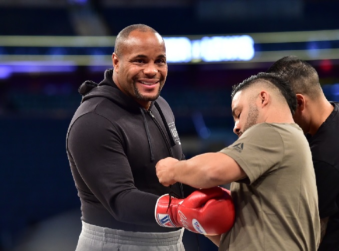 Cormier esbanja confiana, e Derrick Lewis baixa o nvel em treino aberto vazio do UFC 230