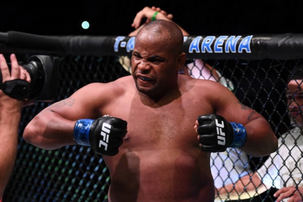 Daniel Cormier revela decepo ao ter cinturo retirado e aposta em Jones contra Gustafsson