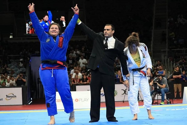 Tayane Porfrio celebra vitria no Gracie Pro em primeira luta vista pelos pais