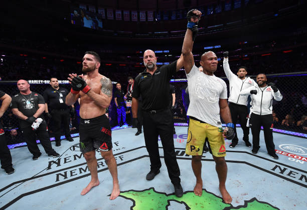 Ronaldo Jacar acerta bomba de direita e supera Weidman no UFC 230