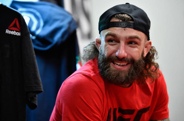 Michael Chiesa processa Conor McGregor por ataque em nibus na semana do UFC 223; saiba mais