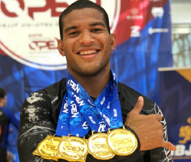 Mahamed comenta melhor momento da carreira e celebra ttulos: Trabalho duro